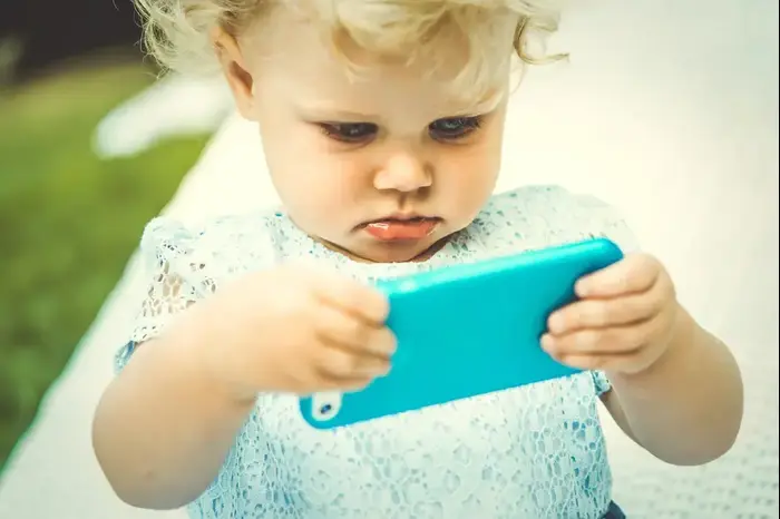 תינוק עם סמארטפון (ShutterStock) תינוק עם סמארטפון (ShutterStock)