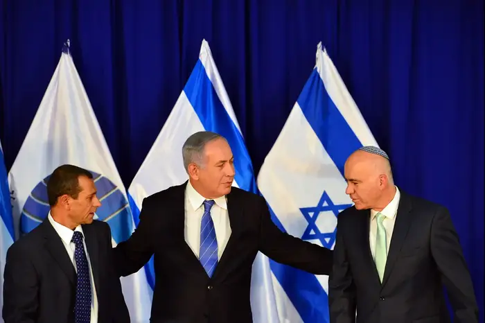 טקס חילופי ראש שירות הביטחון הכללי (שב"כ) במשרד ראש הממשלה. ראש הממשלה בנימין נתניהו עם ראש השב"כ היוצא יורם כהן וראש השירות הנכנס נדב ארגמן (לשכת העיתונות הממשלתית , קובי גדעון) טקס חילופי ראש שירות הביטחון הכללי (שב"כ) במשרד ראש הממשלה. ראש הממשלה בנימין נתניהו עם ראש השב"כ היוצא יורם כהן וראש השירות הנכנס נדב ארגמן (לשכת העיתונות הממשלתית , קובי גדעון)