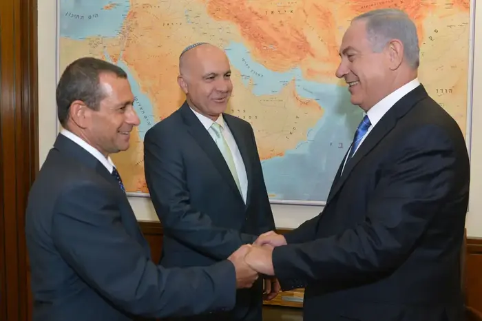 טקס חילופי ראש שירות הביטחון הכללי (שב"כ) במשרד ראש הממשלה. ראש הממשלה בנימין נתניהו עם ראש השב"כ היוצא יורם כהן וראש השירות הנכנס נדב ארגמן (לשכת העיתונות הממשלתית , קובי גדעון) טקס חילופי ראש שירות הביטחון הכללי (שב"כ) במשרד ראש הממשלה. ראש הממשלה בנימין נתניהו עם ראש השב"כ היוצא יורם כהן וראש השירות הנכנס נדב ארגמן (לשכת העיתונות הממשלתית , קובי גדעון)