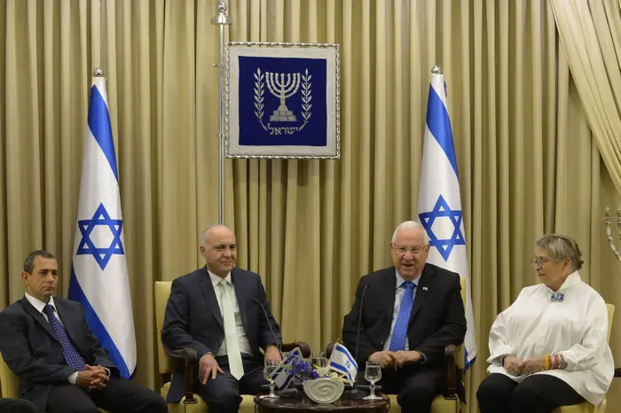 שיא המדינה ורעייתו אירחו בבית הנשיא היום את ראש השב"כ היוצא וראש השב"כ הנכנס. יום ראשון, ל' ניסן, 8 במאי (לשכת העיתונות הממשלתית , עמוס בן גרשום) שיא המדינה ורעייתו אירחו בבית הנשיא היום את ראש השב"כ היוצא וראש השב"כ הנכנס. יום ראשון, ל' ניסן, 8 במאי (לשכת העיתונות הממשלתית , עמוס בן גרשום)