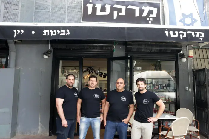 אמיר, מאיר, אופיר ואיתן צבי (יח"צ , גיל כהן) אמיר, מאיר, אופיר ואיתן צבי (יח"צ , גיל כהן)