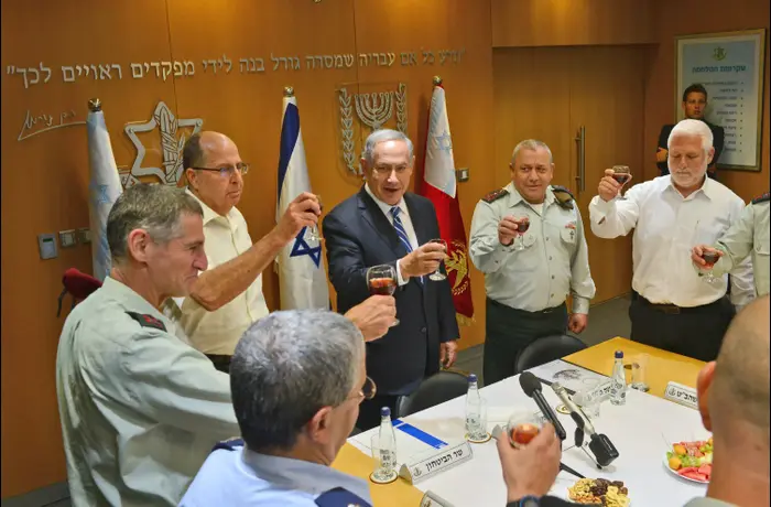 ראש הממשלה בנימין נתניהו , שר הביטחון משה בוגי יעלון, הרמטכ"ל רב אלוף גדי אייזנקוט -הרמת כוסית עם חברי פורום מטכ"ל, בסיס הקריה, תל אביב (לשכת העיתונות הממשלתית , קובי גדעון)