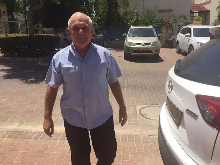 שר הרווחה חיים כץ, מחוץ לביתו, שוהם. 18 במאי 2016 (מערכת וואלה! NEWS , בני בן סימון) שר הרווחה חיים כץ, מחוץ לביתו, שוהם. 18 במאי 2016 (מערכת וואלה! NEWS , בני בן סימון)
