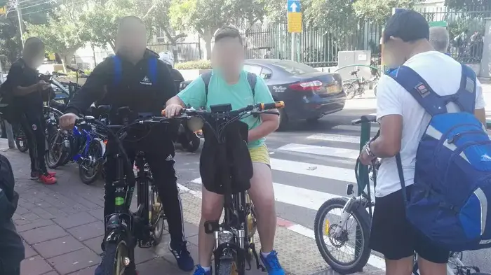 ילדים רוכבים על אופניים חשמליים בבית הספר בליך ברמת גן (דנה ירקצי , דנה ירקצי באמצעות וואווי) ילדים רוכבים על אופניים חשמליים בבית הספר בליך ברמת גן (דנה ירקצי , דנה ירקצי באמצעות וואווי)