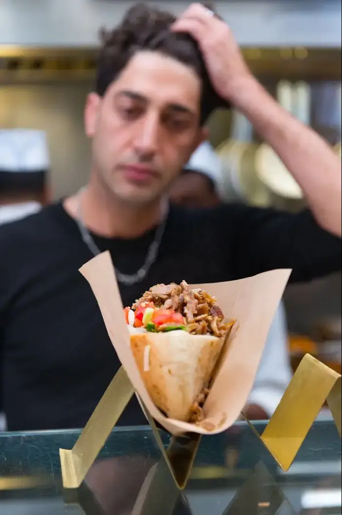 שווארמה ופלאפל של הקוסם (יח"צ , ירון ברנר) שווארמה ופלאפל של הקוסם (יח"צ , ירון ברנר)