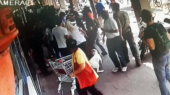 תקיפת עובד ערבי בחנות סופר יהודה באבן גבירול תל אביב תועדה במצלמות האבטחה (צילום מסך , מצלמות אבטחה) תקיפת עובד ערבי בחנות סופר יהודה באבן גבירול תל אביב תועדה במצלמות האבטחה (צילום מסך , מצלמות אבטחה)