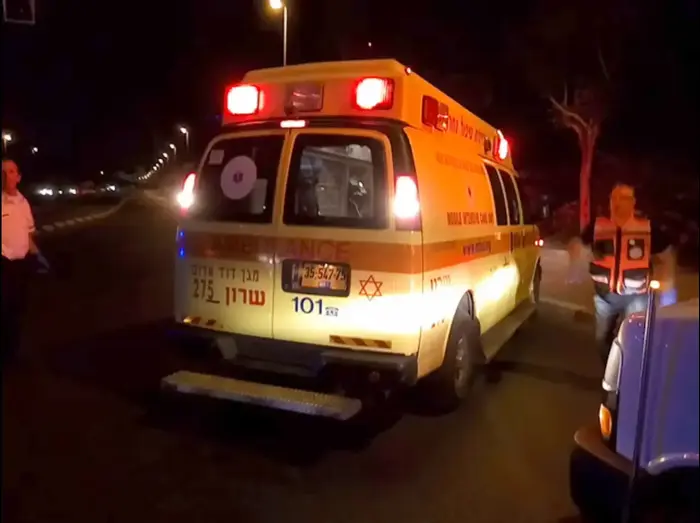 אמבולנס מפנה פצוע בניסיון חיסול בנתניה, 23 במאי 2016. (מד"א) אמבולנס מפנה פצוע בניסיון חיסול בנתניה, 23 במאי 2016. (מד"א)