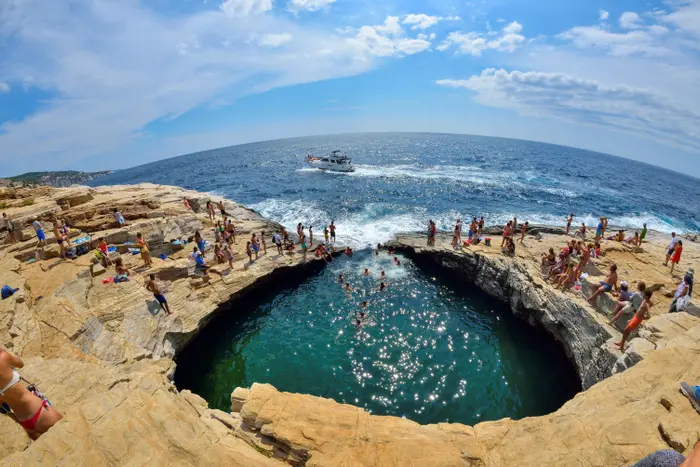 בריכת מים גיולה אסטריס יוון (ShutterStock) בריכת מים גיולה אסטריס יוון (ShutterStock)