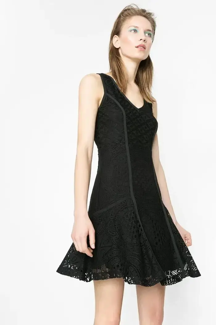שמלה שחורה של DESIGUAL, 549 שקלים (יח"צ , יח"צ חו"ל) שמלה שחורה של DESIGUAL, 549 שקלים (יח"צ , יח"צ חו"ל)