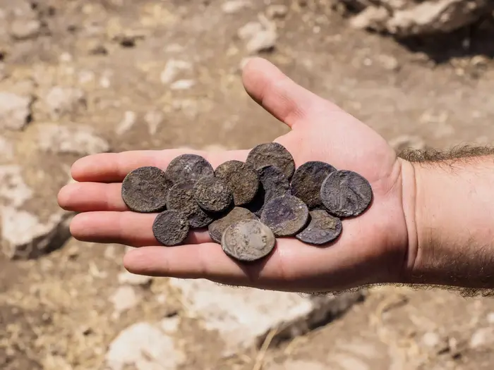 מטמון מטבעות הכסף שנמצא בבית האחוזה מודיעין (מערכת וואלה! NEWS , אסף פרץ, רשות העתיקות.)