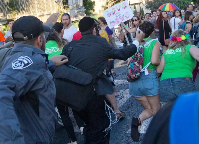 ישי שליסל במסע הרג במצעד הגאווה בירושלים 2015 (AP , Sebastian Scheiner) ישי שליסל במסע הרג במצעד הגאווה בירושלים 2015 (AP , Sebastian Scheiner)