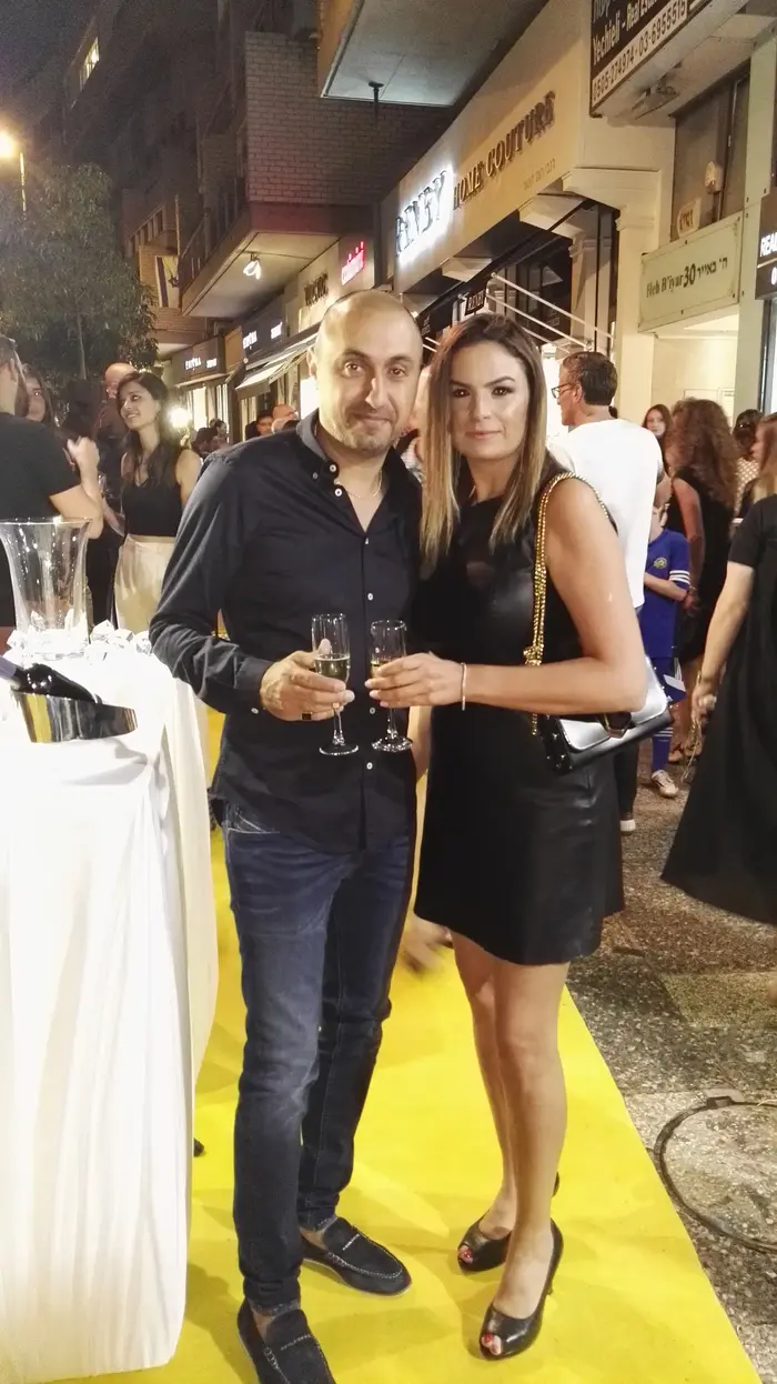 אזיטה ורוני אינסאז (יח"צ , רונית מטיאס) אזיטה ורוני אינסאז (יח"צ , רונית מטיאס)