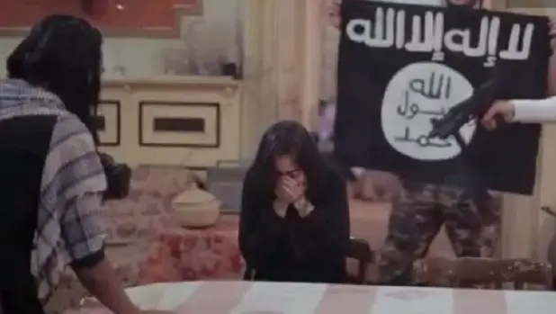 מתחו שחקנית שהיא נחטפה ע"י דאעש (צילום מסך) מתחו שחקנית שהיא נחטפה ע"י דאעש (צילום מסך)