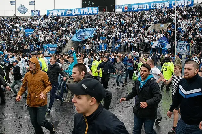 אוהדי זניט סנט פטרבורג פורצים למגרש במשחק מול דינמו מוסקבה ב-2014 (GettyImages) אוהדי זניט סנט פטרבורג פורצים למגרש במשחק מול דינמו מוסקבה ב-2014 (GettyImages)