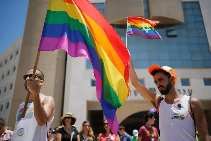 דקת דומייה לזכר קורבנות הירי באורלנדו, אשדוד, 17 ביוני 2016 (רויטרס) דקת דומייה לזכר קורבנות הירי באורלנדו, אשדוד, 17 ביוני 2016 (רויטרס)