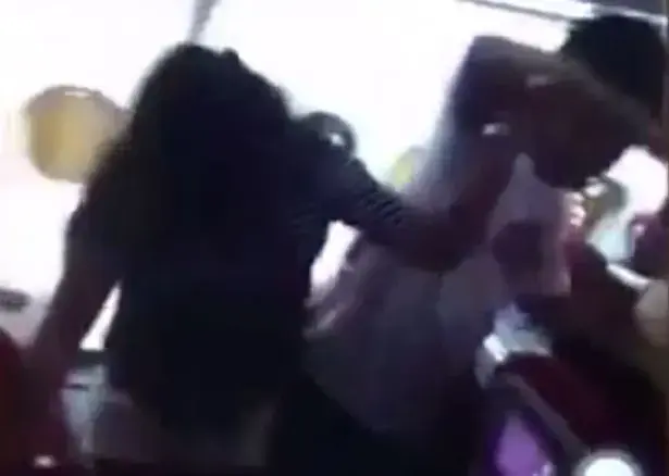 קטטה המונית במטוס (צילום מסך) קטטה המונית במטוס (צילום מסך)