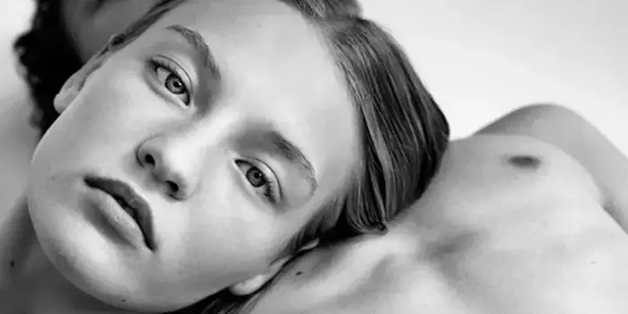 קמפיין איב סן לורן, יוני 2016 (אתר רשמי , Collier Schorr) קמפיין איב סן לורן, יוני 2016 (אתר רשמי , Collier Schorr)