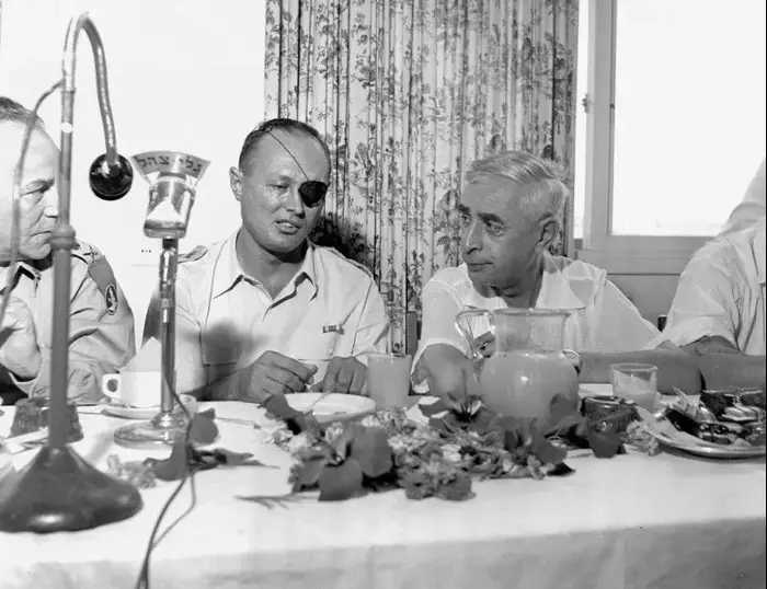 שר הביטחון פנחס לבון והרמטכ"ל משה דיין, 19 באוגוסט 1954 (ארכיון צה"ל ומערכת הבטחון, צלמי במחנה , מערכת במחנה) שר הביטחון פנחס לבון והרמטכ"ל משה דיין, 19 באוגוסט 1954 (ארכיון צה"ל ומערכת הבטחון, צלמי במחנה , מערכת במחנה)