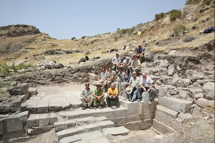 צוות החפירה במבנה השער האל פאן בהיפוס סוסיתא (מערכת וואלה! NEWS , מ. איזנברג) צוות החפירה במבנה השער האל פאן בהיפוס סוסיתא (מערכת וואלה! NEWS , מ. איזנברג)
