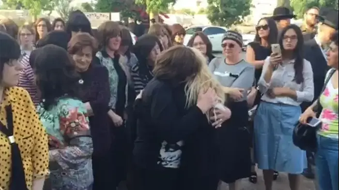 אמה וביתה של אסתי ויינשטיין ז"ל בהלוויה (חד פעמי , ישראל כהן, כיכר השבת) אמה וביתה של אסתי ויינשטיין ז"ל בהלוויה (חד פעמי , ישראל כהן, כיכר השבת)