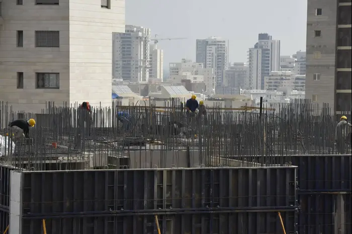 בנייה בפתח תקווה, יולי 2016 (ראובן קסטרו) בנייה בפתח תקווה, יולי 2016 (ראובן קסטרו)