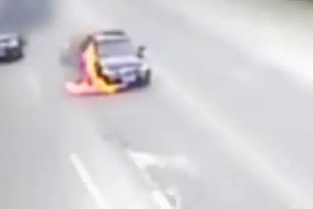 רכב עולה באש בגלל החום (צילום מסך) רכב עולה באש בגלל החום (צילום מסך)