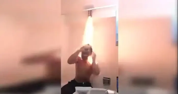 מקלחת עם זיקוקים (צילום מסך) מקלחת עם זיקוקים (צילום מסך)