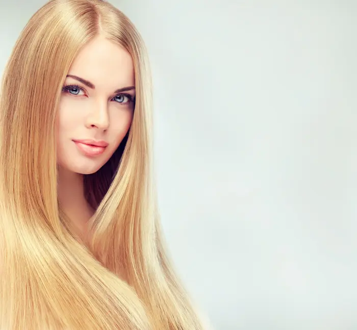בלונדינית יפה עם שער ארוך חלק (ShutterStock) בלונדינית יפה עם שער ארוך חלק (ShutterStock)