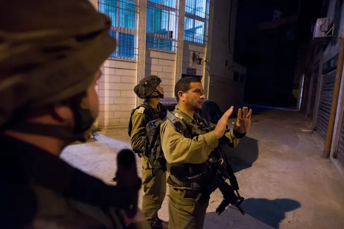 אל"מ יריב בן עזרא, מח"ט יהודה בצפון חברון בסיור, יולי 2016 (ניב אהרונסון) אל"מ יריב בן עזרא, מח"ט יהודה בצפון חברון בסיור, יולי 2016 (ניב אהרונסון)