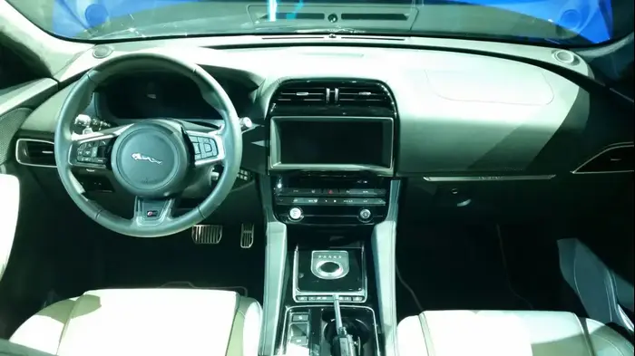 יגואר f-pace (אתר יצרן) יגואר f-pace (אתר יצרן)