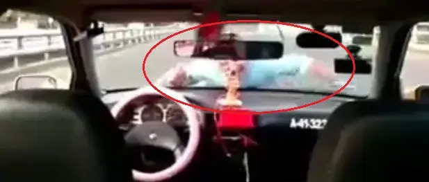 נהג מונית נשכב על הרכב הנוסע (צילום מסך) נהג מונית נשכב על הרכב הנוסע (צילום מסך)
