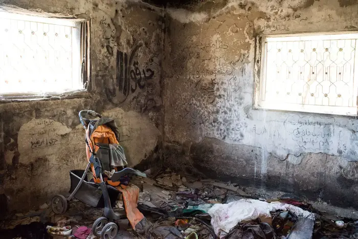 הבית בו נרצחו בני משפחת דוואבשה שנה לאחר הפיגוע בדומא, יולי 2016 (ניב אהרונסון) הבית בו נרצחו בני משפחת דוואבשה שנה לאחר הפיגוע בדומא, יולי 2016 (ניב אהרונסון)