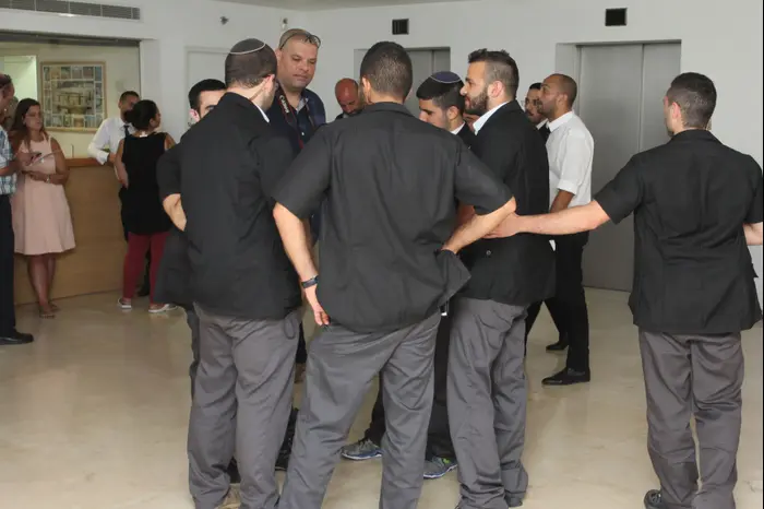 אולם המעצרים, בית משפט השלום בחיפה, הדיון בנושא לה פמיליה (אדריאן הרבשטיין) אולם המעצרים, בית משפט השלום בחיפה, הדיון בנושא לה פמיליה (אדריאן הרבשטיין)