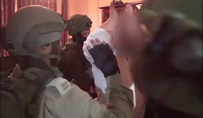 חיילי צה"ל פושטים על כפר סוריף ועוצרים את חברי החוליה שרצחה את מיכאל מרק, 27 ביולי 2016 (דובר צה"ל) חיילי צה"ל פושטים על כפר סוריף ועוצרים את חברי החוליה שרצחה את מיכאל מרק, 27 ביולי 2016 (דובר צה"ל)