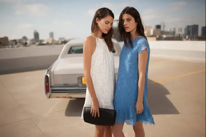 קסטרו סתיו 2017 שמלה כחולה 259 שח שמלה לבנה 179.90 שח צילום דודי חסון _2... (יח"צ) קסטרו סתיו 2017 שמלה כחולה 259 שח שמלה לבנה 179.90 שח צילום דודי חסון _2... (יח"צ)