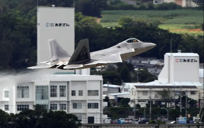מטוס F-22 אמריקני ממריא מבסיס חיל האוויר של ארה"ב "קטנה" באוקינאווה, יפן (AP) מטוס F-22 אמריקני ממריא מבסיס חיל האוויר של ארה"ב "קטנה" באוקינאווה, יפן (AP)