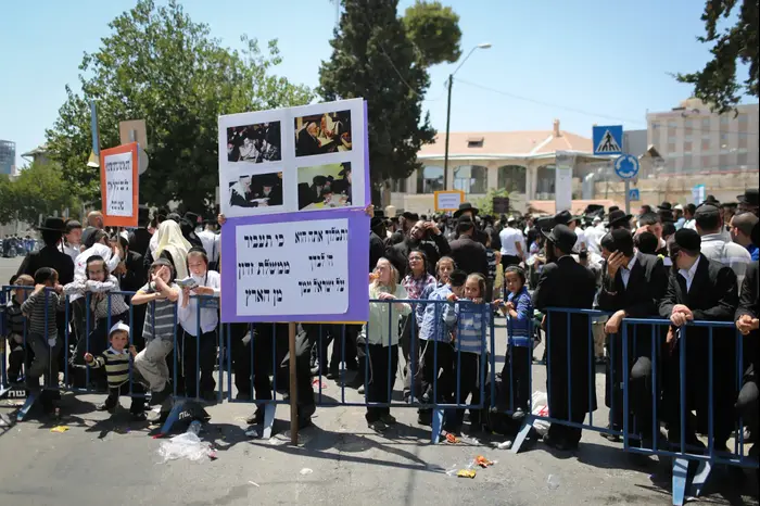 הפגנה מחוץ לבית משפט השלום ירושלים בעת הגשת כתב אישום נגד הרב ברלנד, יולי 2016 (נועם מושקוביץ) הפגנה מחוץ לבית משפט השלום ירושלים בעת הגשת כתב אישום נגד הרב ברלנד, יולי 2016 (נועם מושקוביץ)