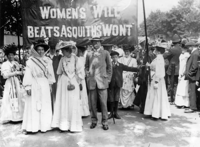 צעדת נשים מתנועת הסופרג'יסטיות - Suffragettes אל הייד פארק, 21 יוני 1908 (GettyImages) צעדת נשים מתנועת הסופרג'יסטיות - Suffragettes אל הייד פארק, 21 יוני 1908 (GettyImages)