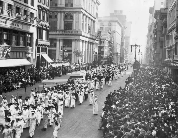 קהל צופה בצעדת נשים מתנועת הסופרג'יסטיות Suffragettes בניו יורק, 3 מאי 1913 (GettyImages) קהל צופה בצעדת נשים מתנועת הסופרג'יסטיות Suffragettes בניו יורק, 3 מאי 1913 (GettyImages)