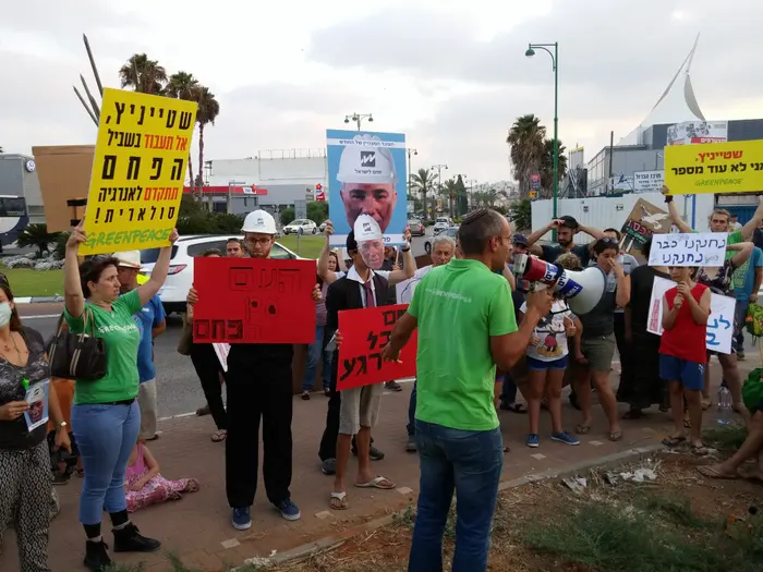 הפגנה נגד תחנת הכוח הפחמית בחדרה (מערכת וואלה! NEWS , : גרינפיס ישראל) הפגנה נגד תחנת הכוח הפחמית בחדרה (מערכת וואלה! NEWS , : גרינפיס ישראל)