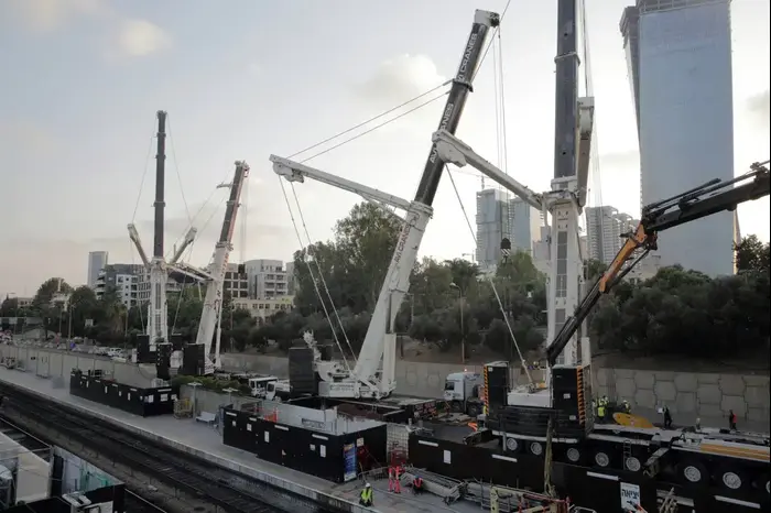 עבודות שדרוג תחנת רכבת השלום בתל אביב, 26 באוגוסט 2016 (יותם רונן) עבודות שדרוג תחנת רכבת השלום בתל אביב, 26 באוגוסט 2016 (יותם רונן)