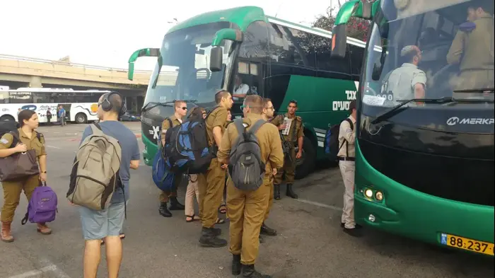 הסעות חיילים בתחנה מרכזית חוף הכרמל חיפה, ספטמבר 2016 (שלומי גבאי)