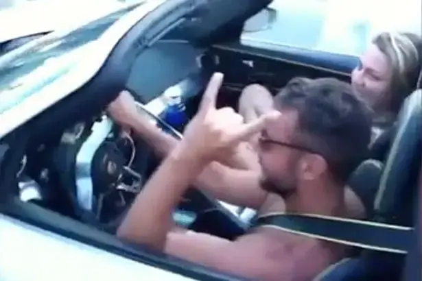 נהג פורשה עושה פדיחה (צילום מסך) נהג פורשה עושה פדיחה (צילום מסך)
