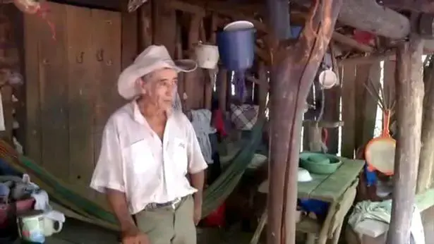 אדם חופר בור 18 שנה (צילום מסך) אדם חופר בור 18 שנה (צילום מסך)