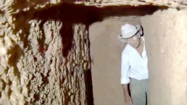 אדם חופר בור 18 שנה (צילום מסך) אדם חופר בור 18 שנה (צילום מסך)