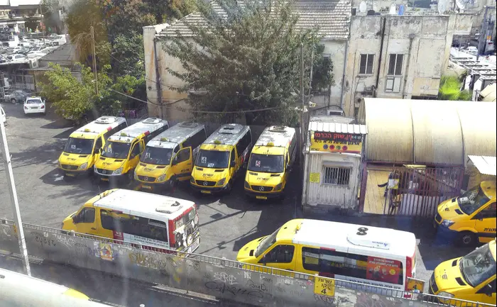 מוניות שירות בתחנה מרכזית החדשה תל אביב, אוקטובר 2016 (ראובן קסטרו) מוניות שירות בתחנה מרכזית החדשה תל אביב, אוקטובר 2016 (ראובן קסטרו)
