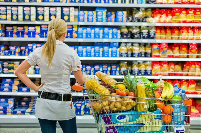 אישה עושה קניות בסופר (ShutterStock)