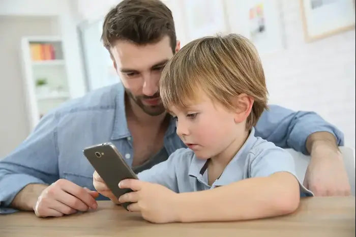ילדים עם סמארטפון (ShutterStock) ילדים עם סמארטפון (ShutterStock)