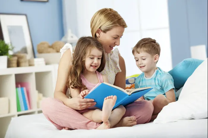 אמא מקריאה סיפור לילדים (ShutterStock) אמא מקריאה סיפור לילדים (ShutterStock)