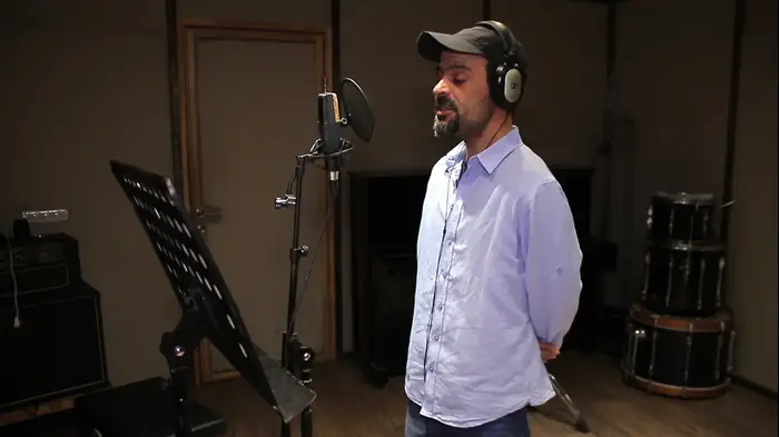 עמיר בניון בעת הקלטת השיר "אתכם, בזכותכם!" לרגל יום ההוקרה לפצועי מערכות ישראל ופעולות האיבה (יח"צ , צילום: איתמר מורז) עמיר בניון בעת הקלטת השיר "אתכם, בזכותכם!" לרגל יום ההוקרה לפצועי מערכות ישראל ופעולות האיבה (יח"צ , צילום: איתמר מורז)